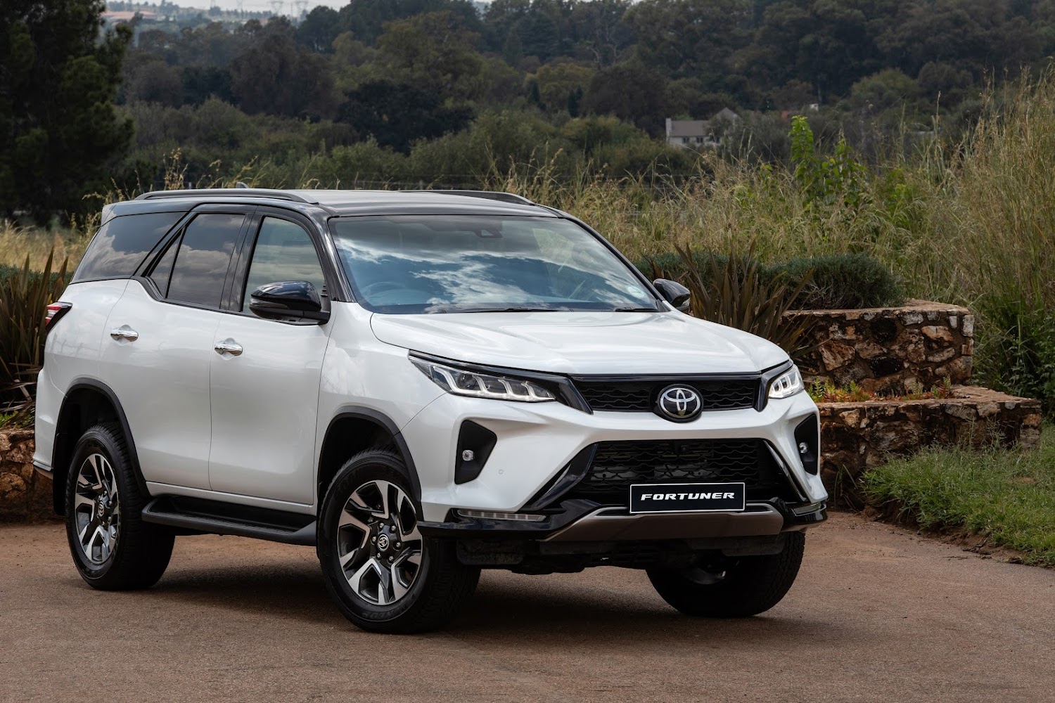 Toyota Fortuner cab service in Indore